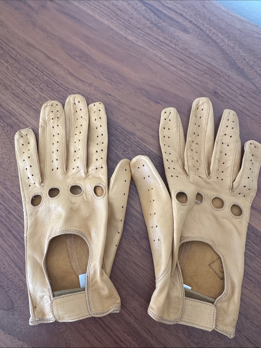 Women’s Tan Driving Gloves - Leather Cutout Design - NEW